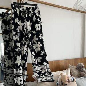 New Sienna Sky Black and White Floral Design